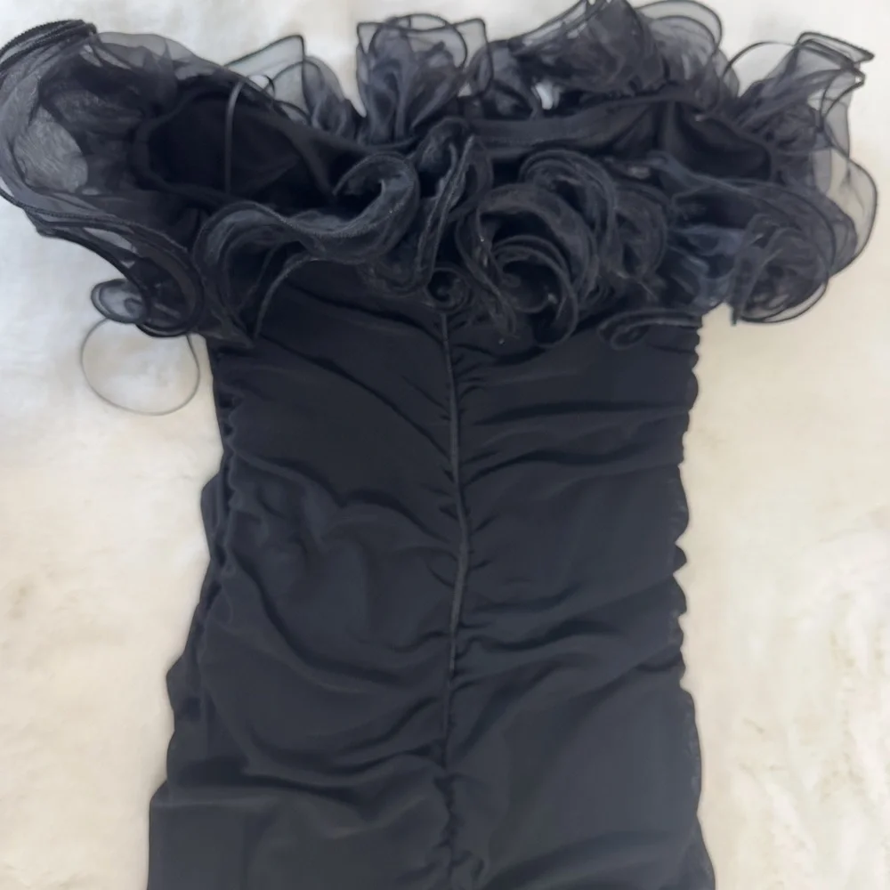 Elegant Black Strapless Dress - Picture 6 of 6